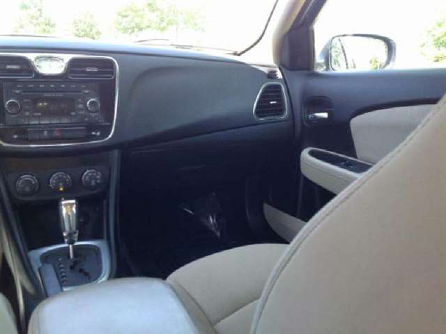 2012 Chrysler 200 Touring 4dr Sedan